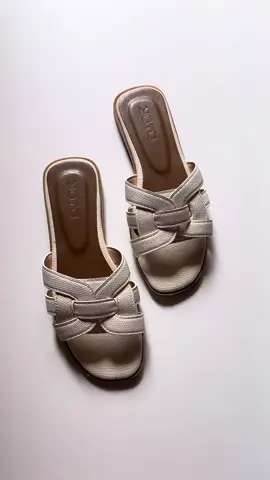 This flat sandals >> 😩 #flatsandals #sandal #sandalforwomen #yotosandals #yoto 