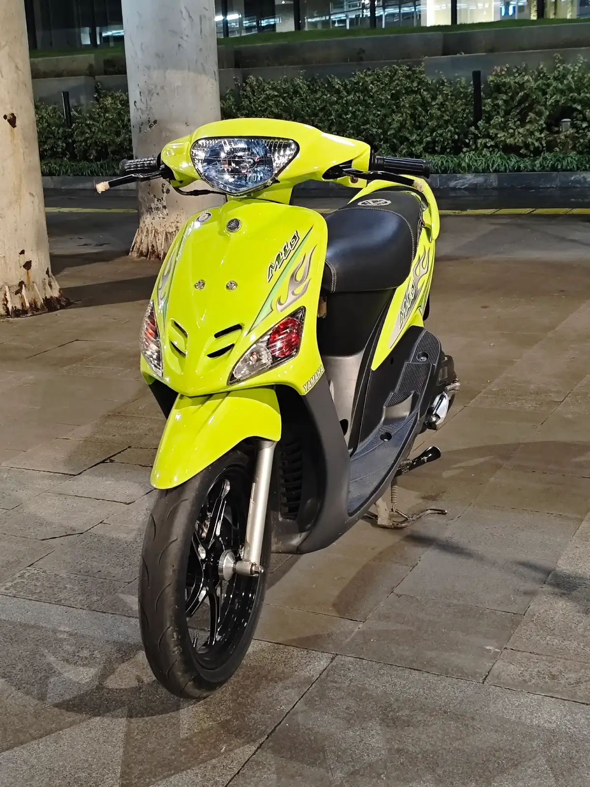 Hapus bagian latar belakang (background) ubah gambar tersebut menjadi vektor dengan detailing shadow dan highligth, dan terakhir tambahkan tulisan mio sporty 5tl dengan font grafitty keren dan 3D dengan menambahkan gambang king sonic beserta efek petir glow lalu tambahkan particle asap kecil di bagian bawah,tambahkan particle detail di gambar #chatgpt #miosporty #mio #mioproper #mio5tl #