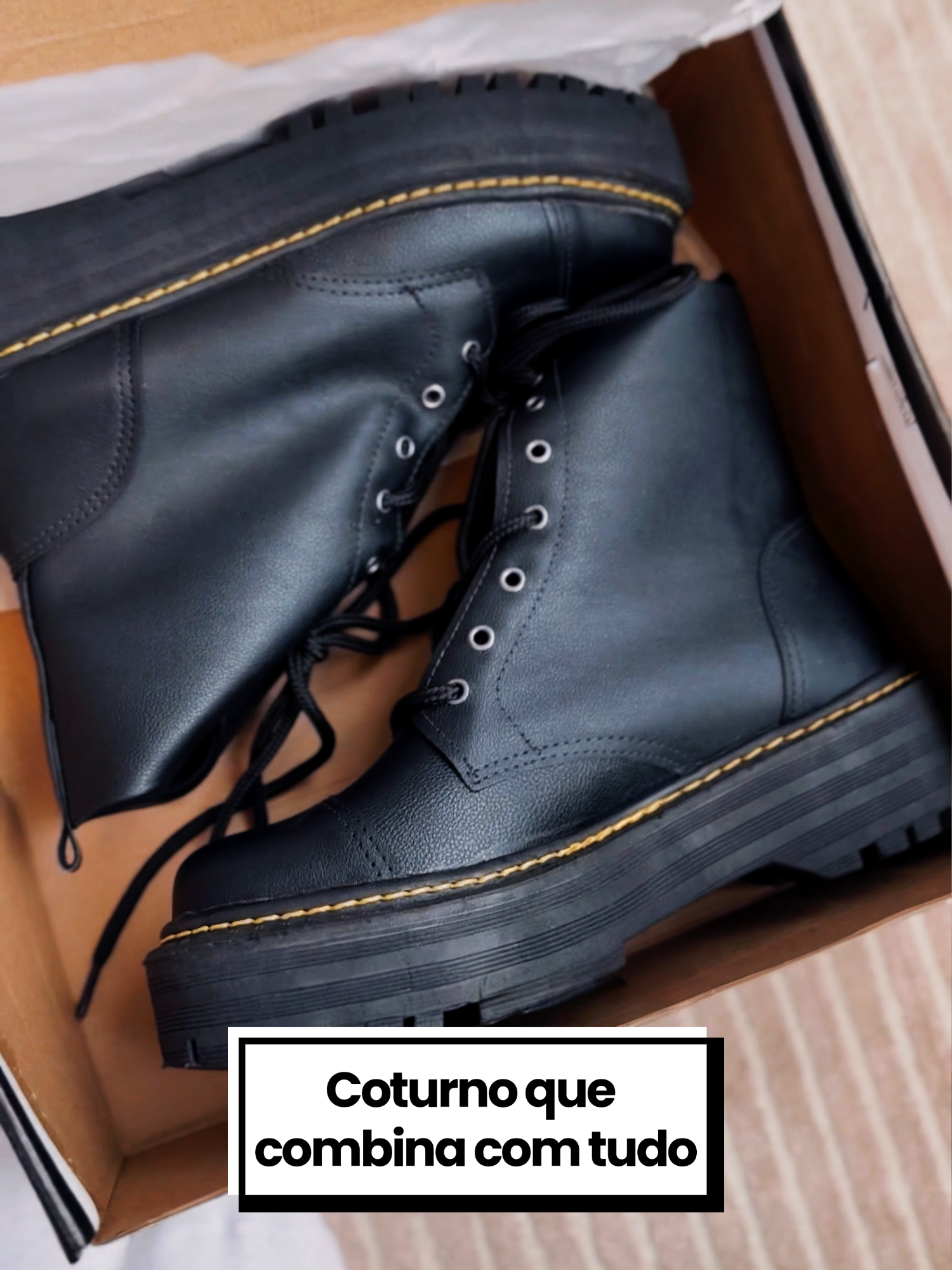 🖤 O coturno é aquele clássico que NUNCA sai de cena!  Atemporal, estiloso e perfeito pra te acompanhar do dia à noite.  Se tem um item que vale o investimento… é ELE! 🔥✨  #Coturno #LookDoDia #EstiloSemEsforço #InvernoFashion #FYP #DicasDeModa #Trend #coturnos #inverno #bota #botasecoturno