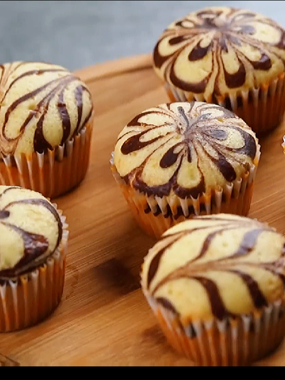 Super soft marble cupcakes without oven/fluffy cupcakes/kids favorite   INGREDIENTS & PROCESS: 2 EGGS BEAT FOR 1 MIN. ½ CUP SUGAR  BEAT UNTIL FLUFFY  ¼ CUP OIL 1 TSPN VANILLA ESSENCE  MIX WELL 1 CUP FLOUR  1 TSPN BAKING POWDER  SIEVE MIX  3 TBSP MILK MIX WELL DIVIDE 2-3 TBSP BATTER  1 TSPN COCOA POWDER 1 TSPN MILK MIX WELL POUR IN A PIPING BAG GREASE OIL IN A PAN  CUPCAKE MOULD POUR 3 TBSP BATTER  MAKE PATTERN WITH CHOCOLATE BATTER COOK FOR 12-15 MIN. BAKE FOR 12-15 MIN. . . #fyp#foryoupage#foryourpage #MarbleCupcakes #NoOvenBaking #EgglessCupcakes #ViralRecipe #FoodTok #ChocolateSwirl #FluffyCupcakes #FoodiesOfInstagram #FYP #FoodViral #TrendingNow #Tasty #FoodLover #Homemade #FoodGram #CookingHack #Yummy #MustTry #ChefSecret #FoodTrend #FYPシ #KidsFavorite #PartyDessert #FoodMagic #InstaFood #SteamedCupcakes #CookerCake #5MinuteMagic #FestiveTreat #DesiTwist .   . . .