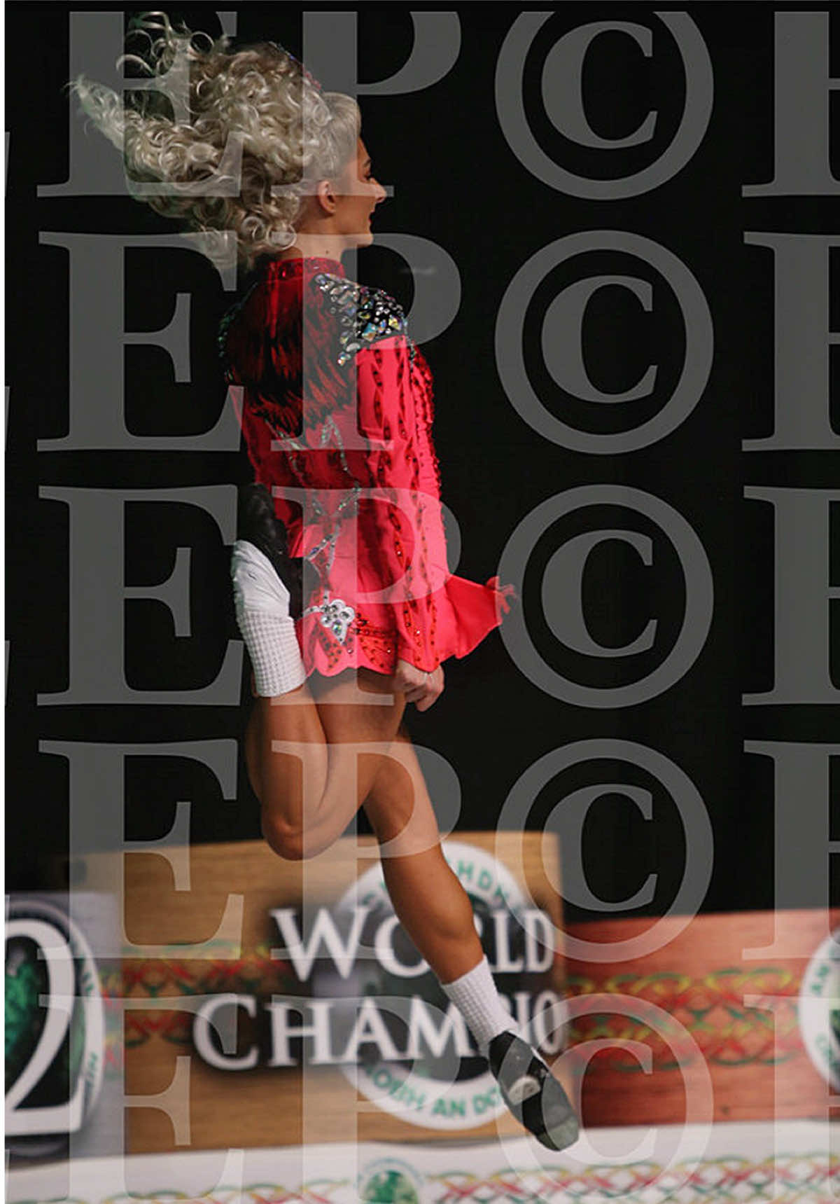 all i can think about is that one action-shot years ago where i was lit 0.01cm away from the front of the stage 🙈 #dance #momentvsphoto #thunderstruck #actionshot #irishdance #irish #killarney #worlds #worldchampionships 