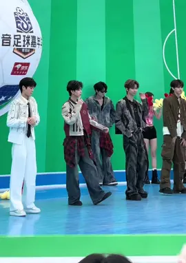 Pang là người đứng ở ngoài ko nhảy đko mọi người 😁 #cap #cute #fanboy #bangbacvan #pangbowen #douyin #teamboys #capcutvelocity #tiktok #xhuongtiktok @TikTok @TikTok Vietnam 