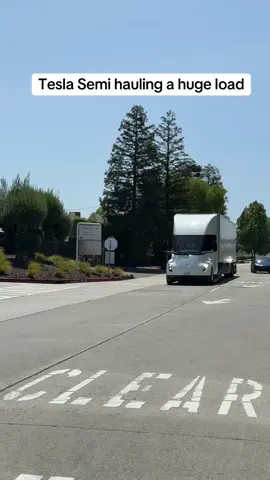 Tesla Semi seen hauling a huge load #Tesla #fyp #viral #semi #teslasemi #trucking #hugeload 
