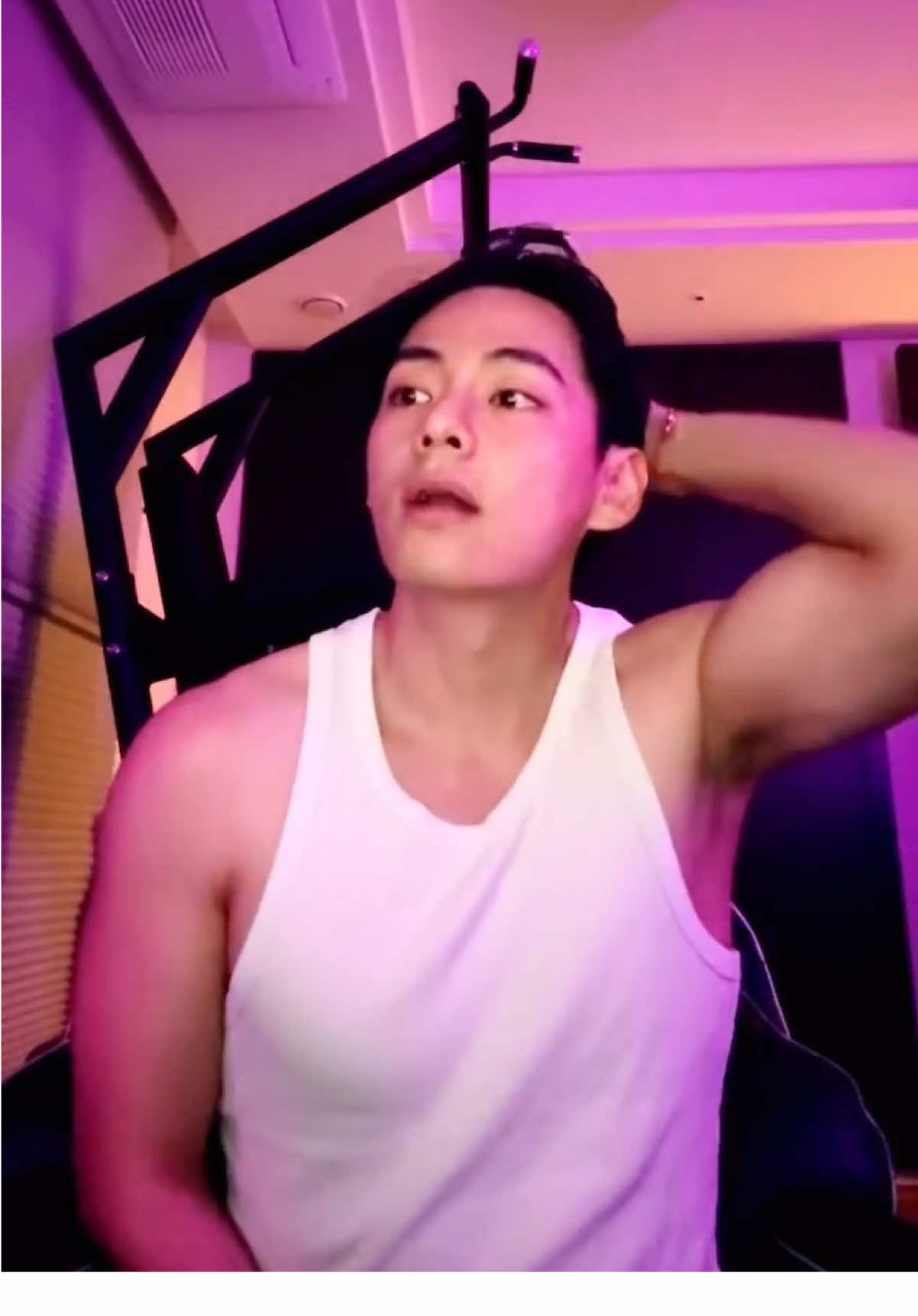 Tae live on Weverse for 3 minutes! #bts #v #taehyung @BTS 