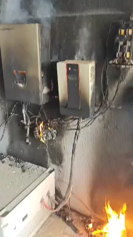 Solar Inverter jal gaya! ⚡🔥 Ghar ka system band! Aap bhi yeh galti na karein… Safety tips zaroor dekhein! 🚫🛠️ #SolarFail SolarInverter #InverterBurn #SolarFail #ElectricalFire #SolarSystem #InverterProblem #PakistanSolar #DIYGoneWrong #SafetyFirst #InverterTips #SolarSetup #TikTokTech #PowerBackup #BurntInverter #TikTokPakistan 