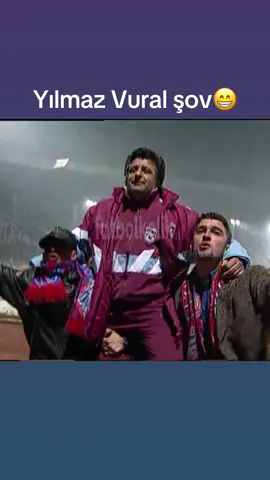 Yılmaz Vural’ın büyük şovu😁 Şubat 1997’de Trabzonspor’un başına geçen Yılmaz Vural’ın ilk sınavı taraftarı karşısında Zeytinburnuspor maçıydı. O dönemin genç teknik adamı karşılaşmanın öncesinde, sırasında ve sonrasında adeta şov yapıyordu.  #yılmazvural #trabzon #zeytinburnu #keşfet #tb #futbolkolik #sportiktok #futbol #nostalji #tribün 