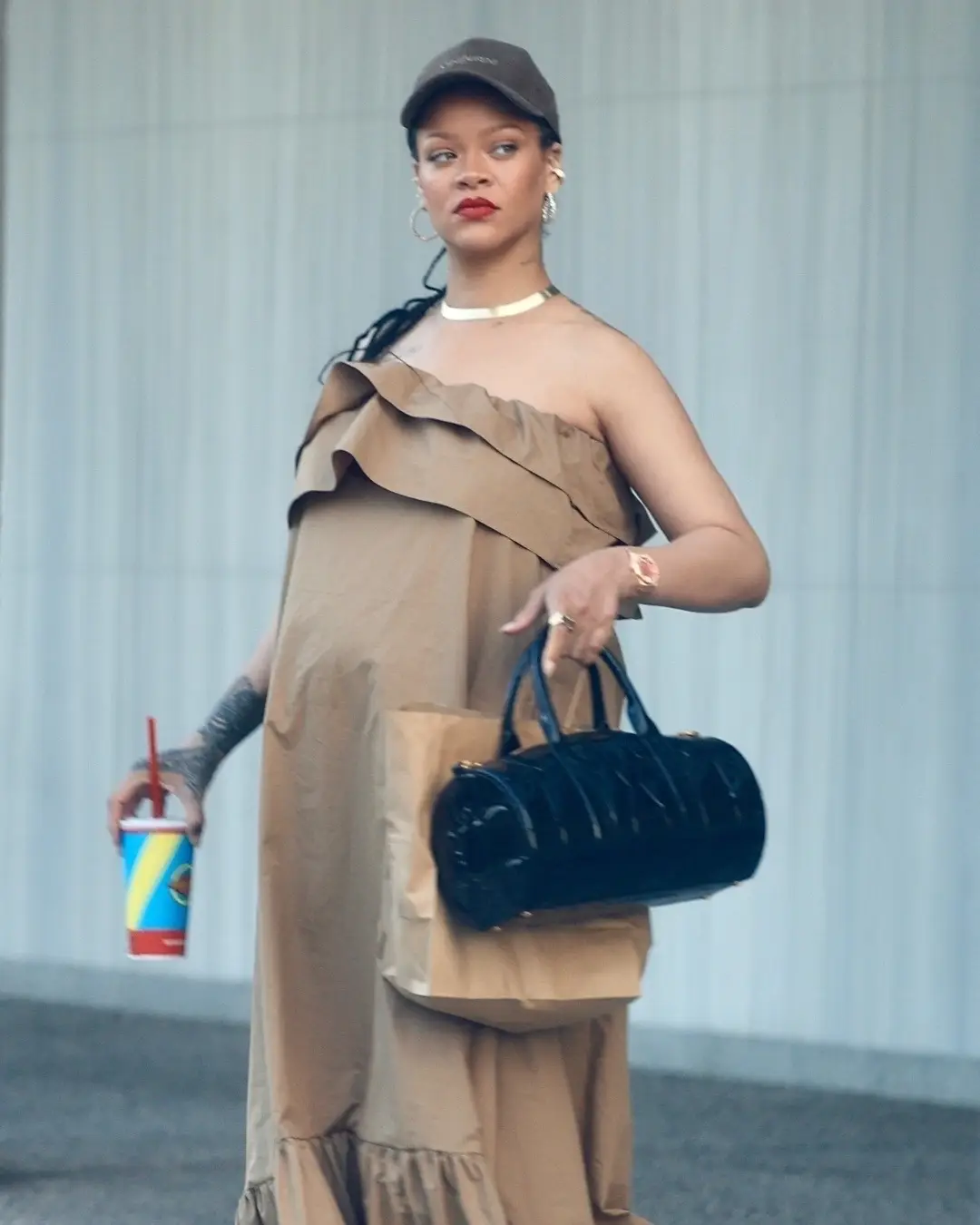 Rihanna showed off her growing baby bump as she was spotted running errands. 🤎 📸: @backgrid