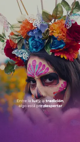 En cada altar, el alma habla. En cada flor, el recuerdo vive. Un homenaje a quienes siempre estarán en nuestro corazón. 💫🌼🕯️ #díademuertos #fyp #recuerdoeterno #culturamexicana #tradiciónviva #recuerdos  #xantoluz  #homenajeeterno #mty 