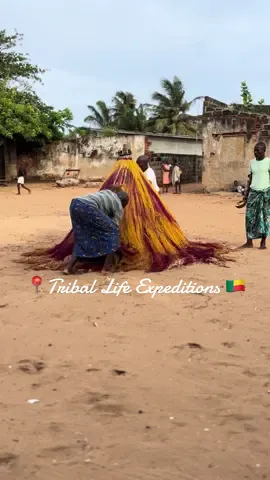 Partie 1: Ceremonia ZANGBETO  No hay nadie debajo... pero se mueve como si algo lo impulsara. ¿Se trata de un simple truco o de un verdadero espíritu? El Zangbeto, un ritual sagrado originario de Benín y Togo, ha dejado perpleja a la gente durante generaciones. Mira cómo gira sin control desafiando la lógica..... #triballifeexpeditions #discover_wildlife #WestAfricaTravel #WestAfricaTravel #viajeros #viajes #Adventure #Expediciones #turismoresponsable #Adventure #agenciadeviajes #zangbeto #DanzaSagrada#ÁfricaMisteriosa#RitualesAncestrales #visitbenin #vodoun  #Vudú #viajesporelmundo #turismo