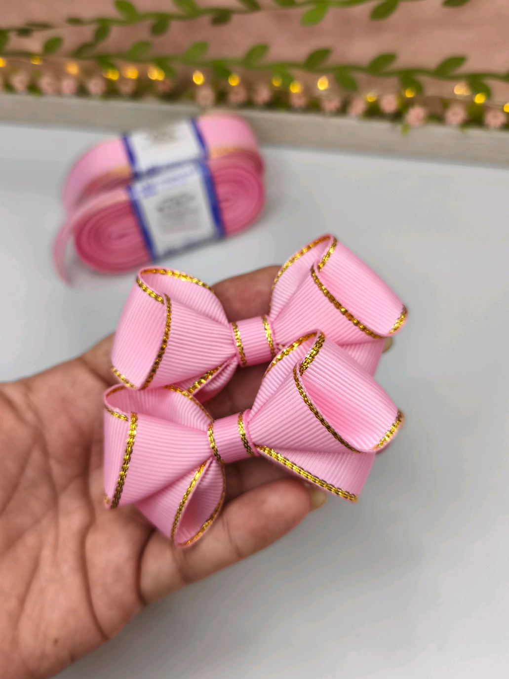 Mini laço aplicado na xuxinha 🎀  #acessoriodecabelo #artesanatocriativo #lacodefita 