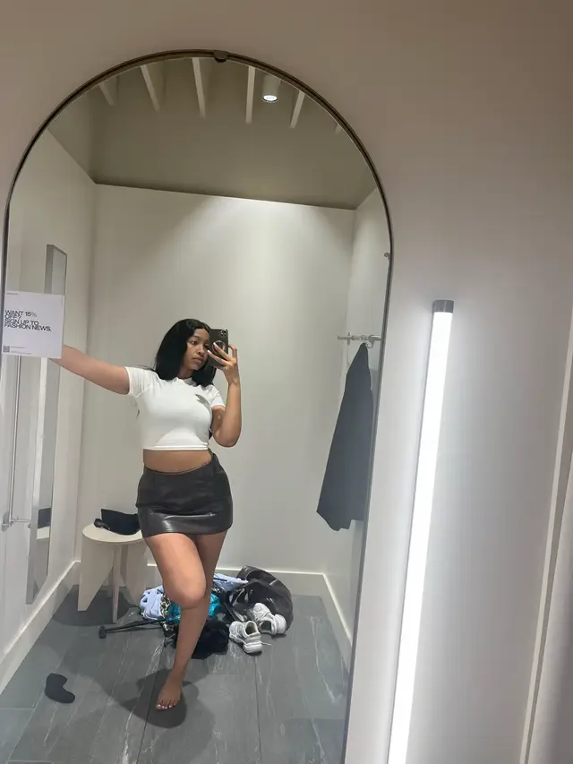 Oh I live for fitting room mirror selfies 🙂#fyp#foryoupage#hnm#mirror#outfitlook 