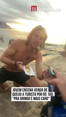👀 O jovem Higor decidiu encenar uma venda inusitada em uma #praia do #RiodeJaneiro. Com um queijo assado em mãos, ele anunciou que venderia a comida por R$ 100 para um #gringo, e ainda deixou claro que se tratava de uma 