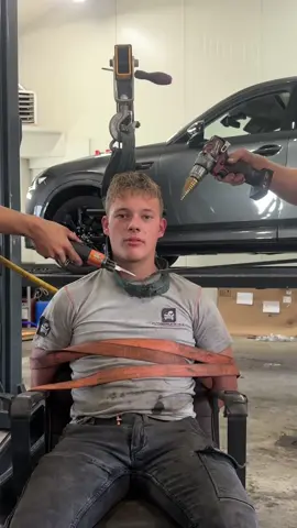 Vandaag zetten we onze Janno in het zonnetje😘 Zoals je ziet heeft @janno.hardeman het erg naar zijn zin #grapjenatuurlijk #mechanic #werkplezier #dreamteam #jannomoetblijven 