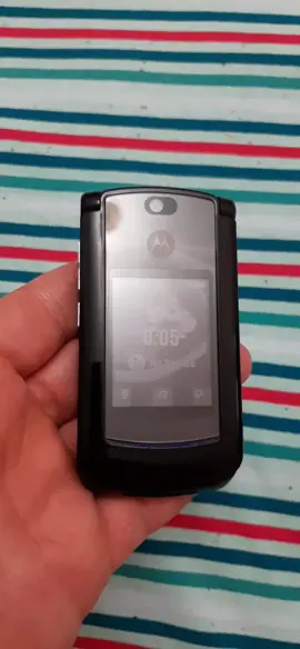 #creatorsearchinsights  Motorola RAZR2 V9 phone. Announced May 2007. Features 2.2″ display, 2 MP primary camera, 950 mAh battery, 45 MB storage.#irlanda #fliper #nostalgia #nostalgi #goo #techtok #flipphone #beauty #explore#oldphone #super #re  #trendingnewsmalaysia 