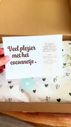 Samenwerking | @wilou.nl 🐑💛 Ik mocht deze prachtige wollen cocoon van Wilou ontvangen en ben echt fan! Waarom kiezen voor de Wilou babycocon: ✨ 100% merinowol – superzacht, ademend & hypoallergeen (mulesing-free) 🌡️ Altijd de juiste temperatuur – warm in de winter, koel in de zomer 🤱 Veilig & rustgevend – natuurlijke omsluiting helpt je baby ontspannen 🏡 Voor thuis én onderweg – in de box, op de bank of in de kinderwagen Let op: niet bedoeld om ‘s nachts in te slapen! Perfect voor die gezellige dutjes overdag of gewoon even lekker cocoonen 💛 Wil je er ook eentje? Gebruik de code jessie5 voor €5 korting bij je bestelling via www.wilou.nl 🐑 #samenwerking #wilou #babycocon #merinowol #newbornmusthave #kraamzorg #kraamverzorgsterjessie #kraamweektip   