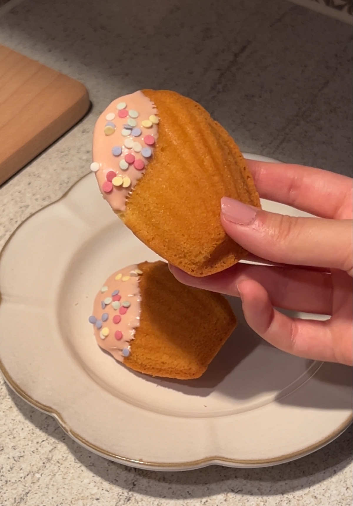 Madeleines! 💛🩷 Recipe for 12 madeleines ~  ⭐️Ingredients⭐️ 100g unsalted butter, melted 1 tsp vanilla extract  2 eggs 80g sugar 100g flour 5g baking powder  50g white chocolate  Bake in a preheated oven at 180°C for 13-15 minutes! 💗 #baking #madeleines #Recipe #bakingtherapy 