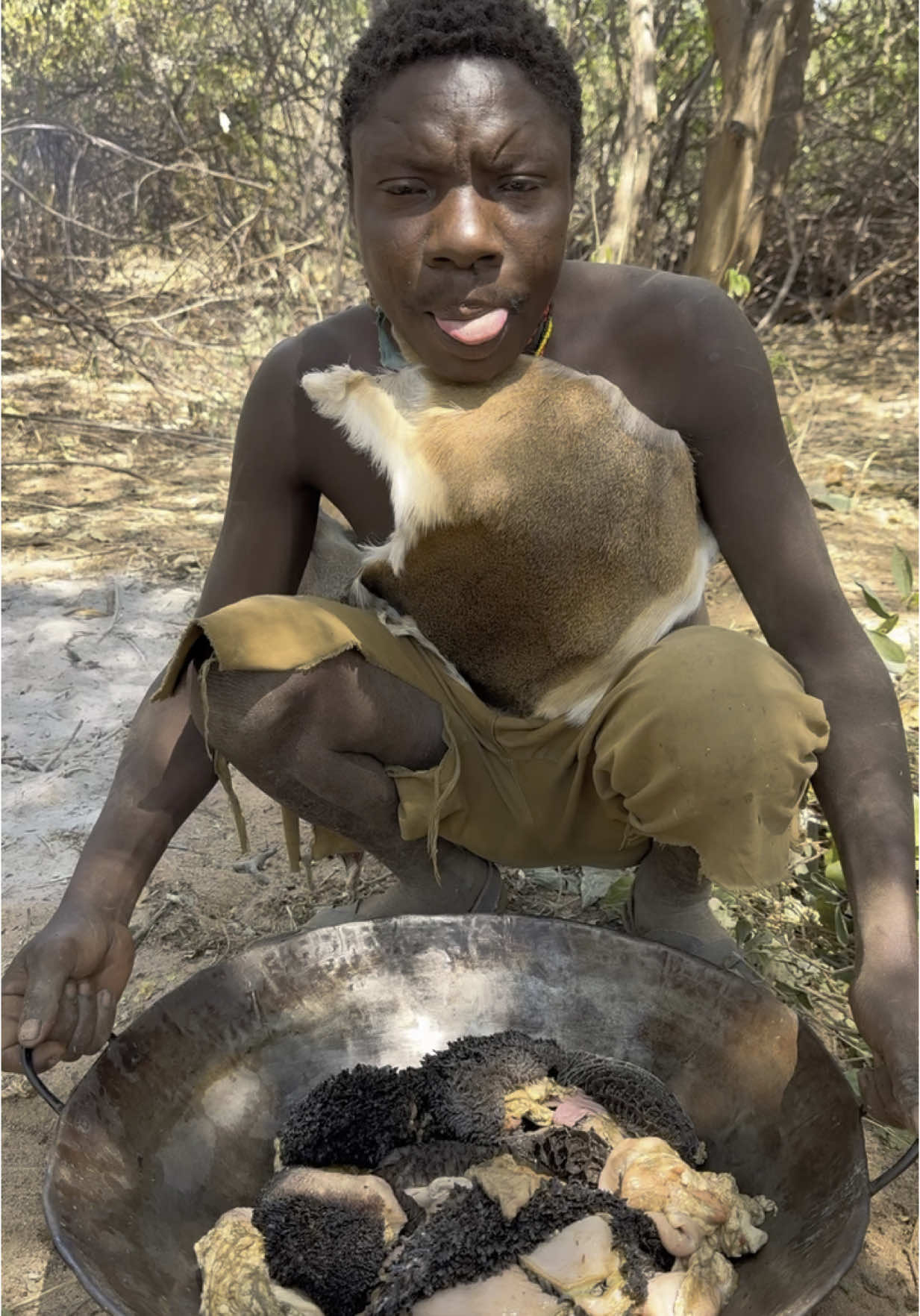 Chaba cooking lunch #chaba #dudukwee #hadzabetribe #foryoupage❤️❤️ #fyp #food #africa #FoodLover #AfricanHeritage #africantribes #hadzabe 