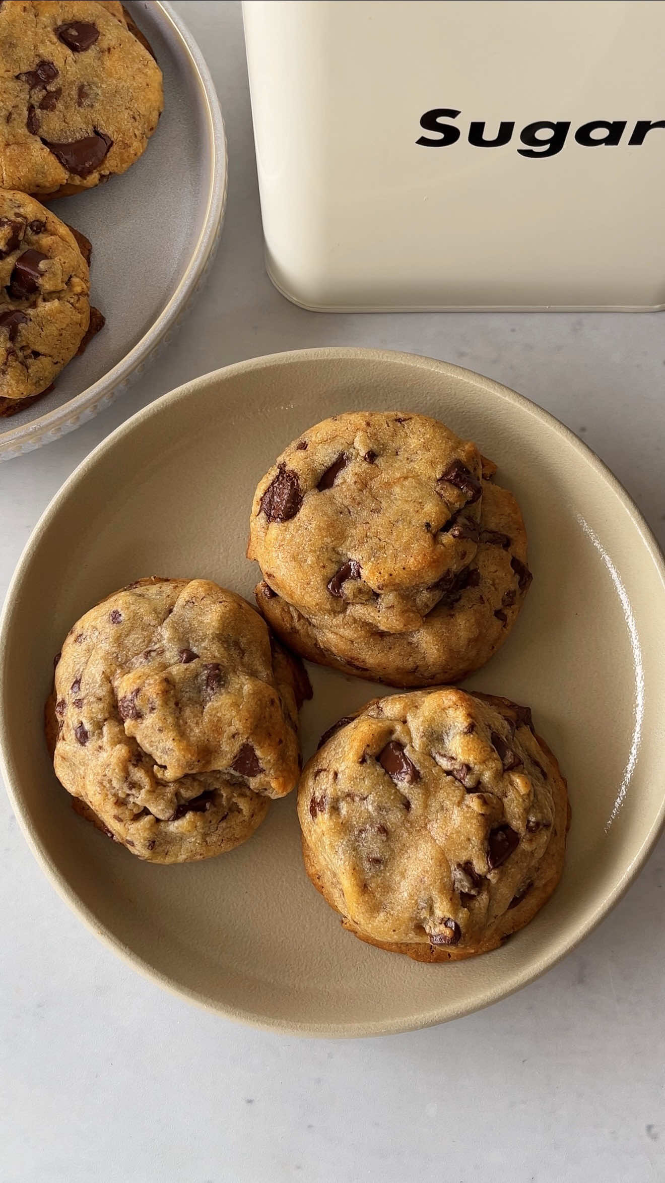 Galletas Chocolate Chip NY Style Ingredientes: 200gr mantequilla con sal fría cortada en cubos 150gr azúcar morena 80gr azúcar 1 huevo Vainilla Indian (agrega la cantidad que tu corazón pida) 400gr harina para todo uso 2cditas polvo para hornear 200gr chips de chocolate 170gr chocolate picado en chunks Procedimiento: 1. En un bowl mezcla los ingredientes secos (harina y polvo para hornear). 2. En un bowl aparte bate la mantequilla fría con el azúcar (hasta integrar) añade el huevo y la vainilla Indian. 3. Agrega los secos previamente mezclados. 4. Mezcla hasta integrar y agrega el chocolate. 5. Haz bolitas de 120gr (intenta darles una forma alta en vez de redonda) 6. Llevas las bolitas al freezer/congelador por mínimo 3 horas (yo las deje 24hrs). 7. Precalienta el horno a 350F. 8. Sacar las galletas del freezer 5 mins antes de empezar a hornear. 9. Hornea por 15mins 10. Deja enfriar en la bandeja por 15mins. 11. Disfruta!! 👩🏻‍🍳TIP IMPORTANTE: hornea de 3 a 4 galletas por bandeja máximo! #fy #fyp #parati #caracas #venezuela #baking #galletas #nystylecookies #levainbakery #cookies #chocolate #tiktokrecipe #tiktokcookies 