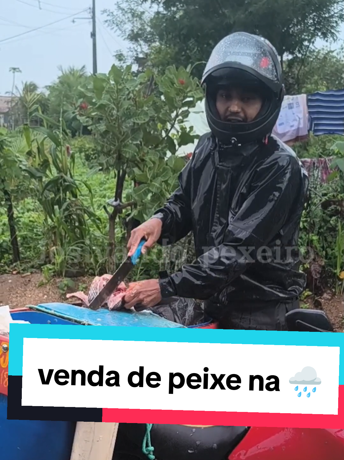 dia de venda de peixe na chuva 🌧️#peixe #pexeiro #trabalho #trabalhador 