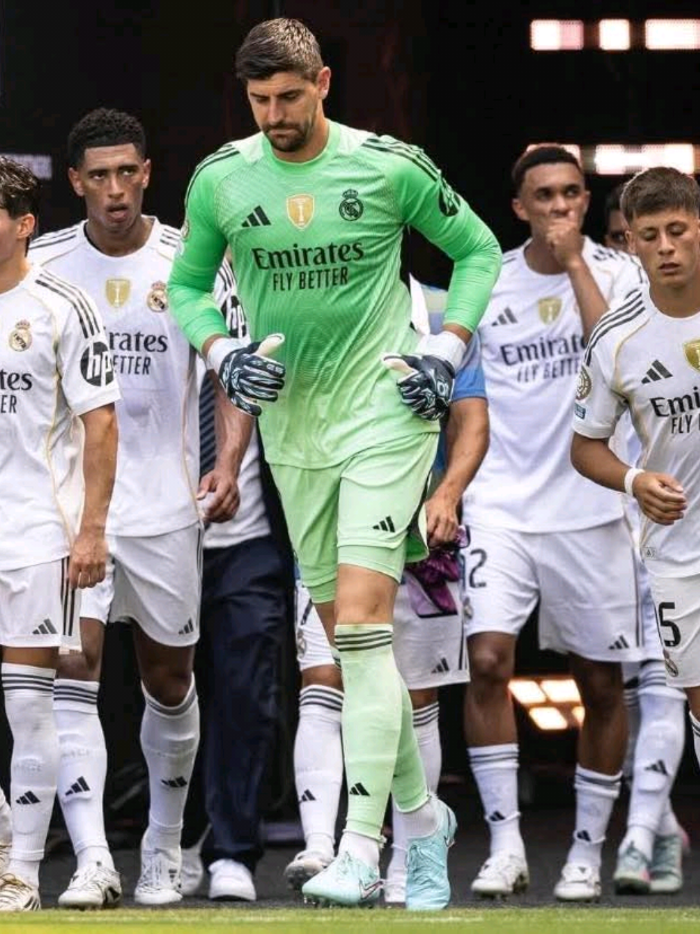 Real madrid seul 👑🤍❤le meilleur Club de l'histoire du football 🥇🤍❤🥳 pour toujours ☝❤🤍 #realmadridfc #footballtiktok #madridista #viral #fyp #2025 #100k 