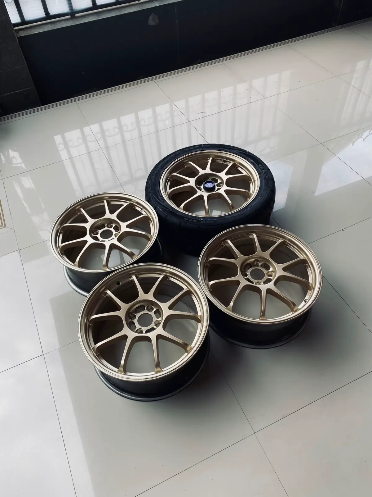 Di jual aja nih satu set tinggal pasang boleee/velg only,ban only juga boleh Spek r17 pcd 4x100 et45 lebar rata  Ban r17 215/45 sx2 baru