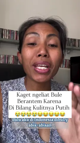 Aku molohoooo we kayak yang kesambet ngeliat mereka Berantem 😂😂😂😂😂 duniaaaaa ya alloh aya2 waeee rupa2, jadi makanya mulai sekarang mu kulit item, putih, abu2, coklat, biru ge sarua wae sama aja kamu tetap Syantik versi kamu sendiri ya sayang, sebenernya itu hanya ada di fikiran kamu saja, yang penting mah sehat dan Nyaman sama diri sendiri, ngagugu standar kecantikan mah Lieuuurrr engke na 😂😂😂😂