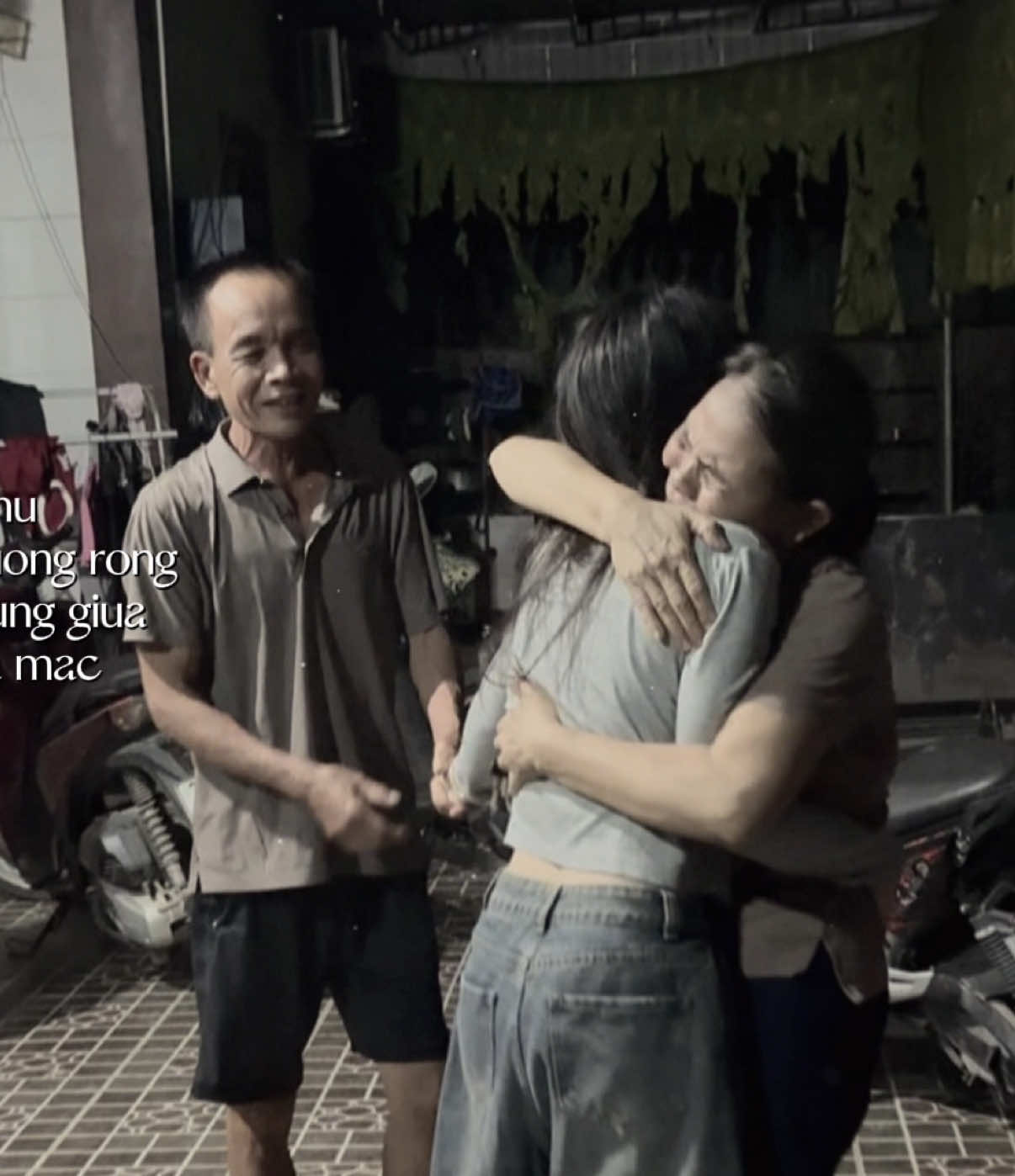 Cái ôm của mẹ, ánh mắt lặng thầm của ba – là động lực để mình kiên cường giữa cuộc sống bấp bênh ##유학생🇰🇷🇻🇳 #viral #viral 
