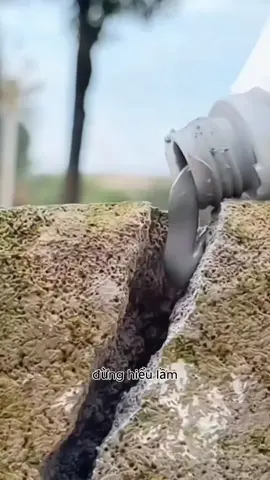 Mái nhà bị nứt rò rỉ nước phải làm sao? Hãy thử ngay loại keo trám khe khô nhanh này, thao tác đơn giản chỉ cần mở nắp là dùng được, chỗ nào nứt trám chỗ đó.