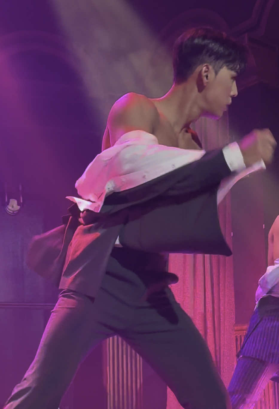 💜WILD WILD curtain call💜📷 💋Sexy and I know it💋 #와일드와일드 #와일드와일드보일러룸 #wildwild #wildwildboilerroom #ワイルドワイルド #이희중 #이희중배우님 #leeheejung #イヒジュン #李熙中 #koreaactor #koreashow 