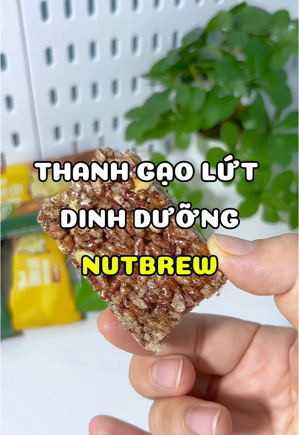 Món ăn vặt ngon dữ thần. Thanh gạo lứt dinh dưỡng Nutbrew #minhlaanh0410 #xuhuong #review #foodreview #nutbrew #thanhgaolutdinhduong #thanhgaolutchabong #thanhgaolutrongbien #thanhgaolutmixhat 