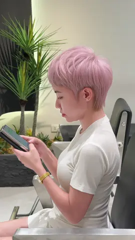 HỒNG PASTEL✨ Nhẹ nhàng nhưng đủ nổi bật, sự lựa chọn tinh tế cho các nàng thời thượng và phong cách 🤭  #vhairstudio #cắt_tóc_nữ #kiểutócđẹp #màu_thời_trang #blondehair #pastelpinkhair #hồngpastel 