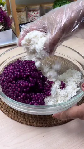 Cuma dari kelapa parut aja bisa jadi kue enak banget Alat masak yang aku pakai  Granite cookware set IL-22b Steamer ring SR-3201 Dari idealife Terbuat dari bahan berkualitas, jadi dijamin kokoh dan awet banget Untuk pembelian bisa cek di @idealifeonline  Resep menarik lainnya cek @IDEALIFE ONLINE STORE 