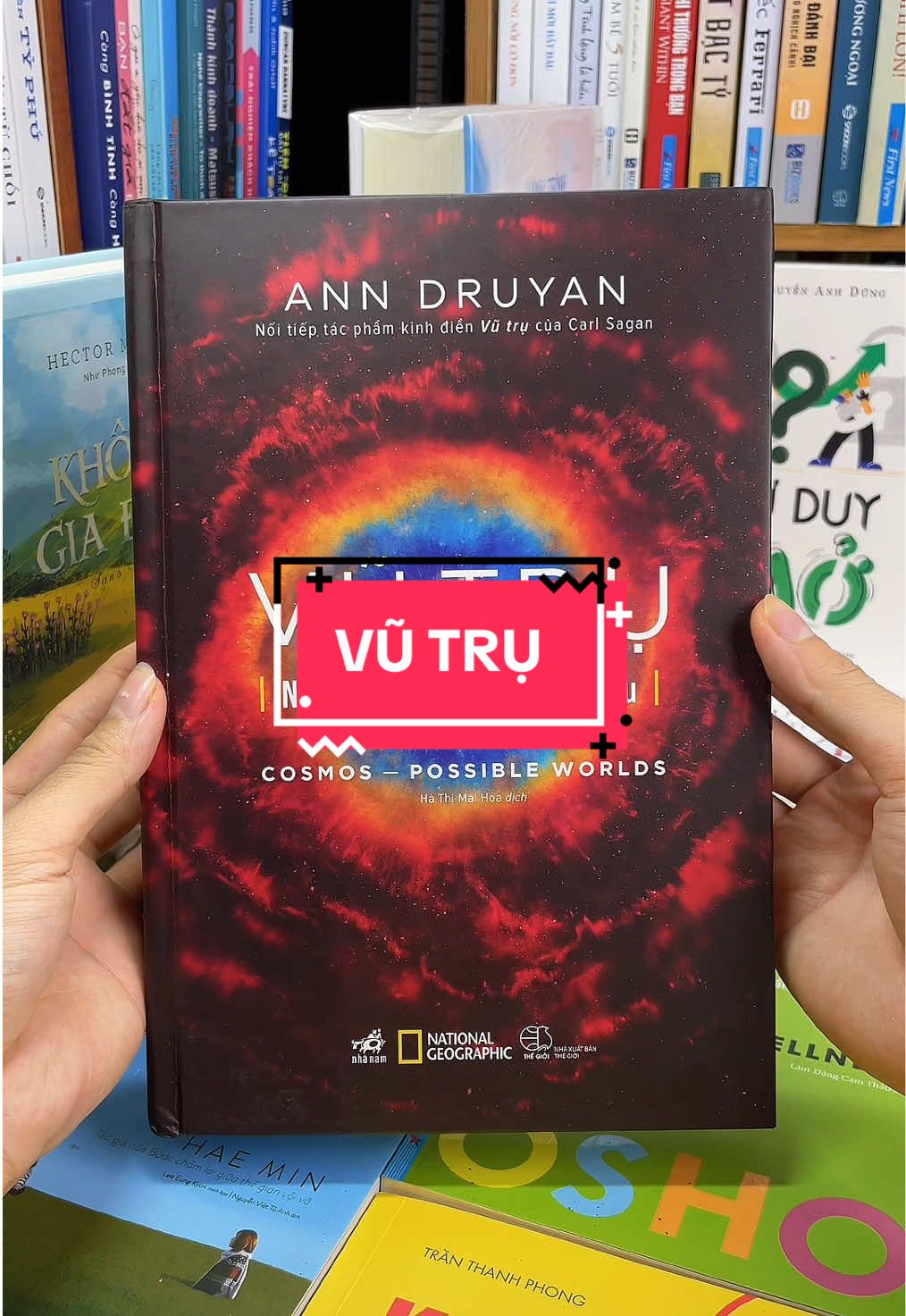 Vũ Trụ – Những Thế Giới Khả Hữu: Chuyến Du Hành Ngoài Rìa Tưởng Tượng Và Khoa Học! Bạn từng ngước nhìn bầu trời đêm và tự hỏi: “Có ai khác ngoài kia không?” Hay “Chúng ta đến từ đâu, và sẽ đi về đâu?” “Vũ Trụ – Những Thế Giới Khả Hữu” của Ann Druyan – người đồng hành tinh thần cùng nhà thiên văn học huyền thoại Carl Sagan – là lời đáp cho những câu hỏi lớn ấy. Cuốn sách mở ra: 	•	Những câu chuyện khoa học tuyệt đẹp về vũ trụ, sự sống và ý thức. 	•	Những khám phá tiên phong về khả năng tồn tại của sự sống ở nơi khác. 	•	Hành trình của nhân loại từ cát bụi sao đến khát vọng chạm tới các vì sao. Được ví như “bản giao hưởng giữa khoa học và triết học”, cuốn sách vừa cuốn hút như tiểu thuyết, vừa chính xác như công trình nghiên cứu – một tuyệt tác truyền cảm hứng mạnh mẽ cho mọi người yêu thiên văn, đam mê khám phá và khao khát hiểu chính mình. Sở hữu ngay “Vũ Trụ – Những Thế Giới Khả Hữu” – để bắt đầu hành trình vĩ đại qua không gian, thời gian và chính trí tuệ nhân loại!#tiemsachbinhyen #BookTok #sachhay #sach #reading #vutru #vutrunhungthegioikhahuu 