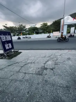 Đúng, em là trò đùa mà, anh thích thì anh đến, anh không thích thì anh đi ? #fyp #xuhuong #lyrics #buon #tamtrang #viral #xuhuongtiktok #viralvideo #fypシ゚ 