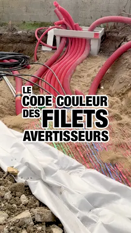 C’est le béaba du chantier, mais est-ce que tu le connais par coeur ? 🤓 Les filets avertisseurs ont un rôle essentiel ! ➤ Ils signalent la présence de réseaux enterrés. ➤ Et chaque couleur a sa signification. 🔴 rouge = électricité 🟡 jaune = gaz 🔵 bleu = eau potable 🟢 vert = télécom 🟣 violet = réseau thermique 🟤 orange = eaux usées 👉 Chez Nouveau Charly, on les pose à chaque chantier. Parce qu’un bon repérage aujourd’hui, c’est zéro dégâts demain ! #Engin #ConducteurEngins #BTP #chantier #terrassemet