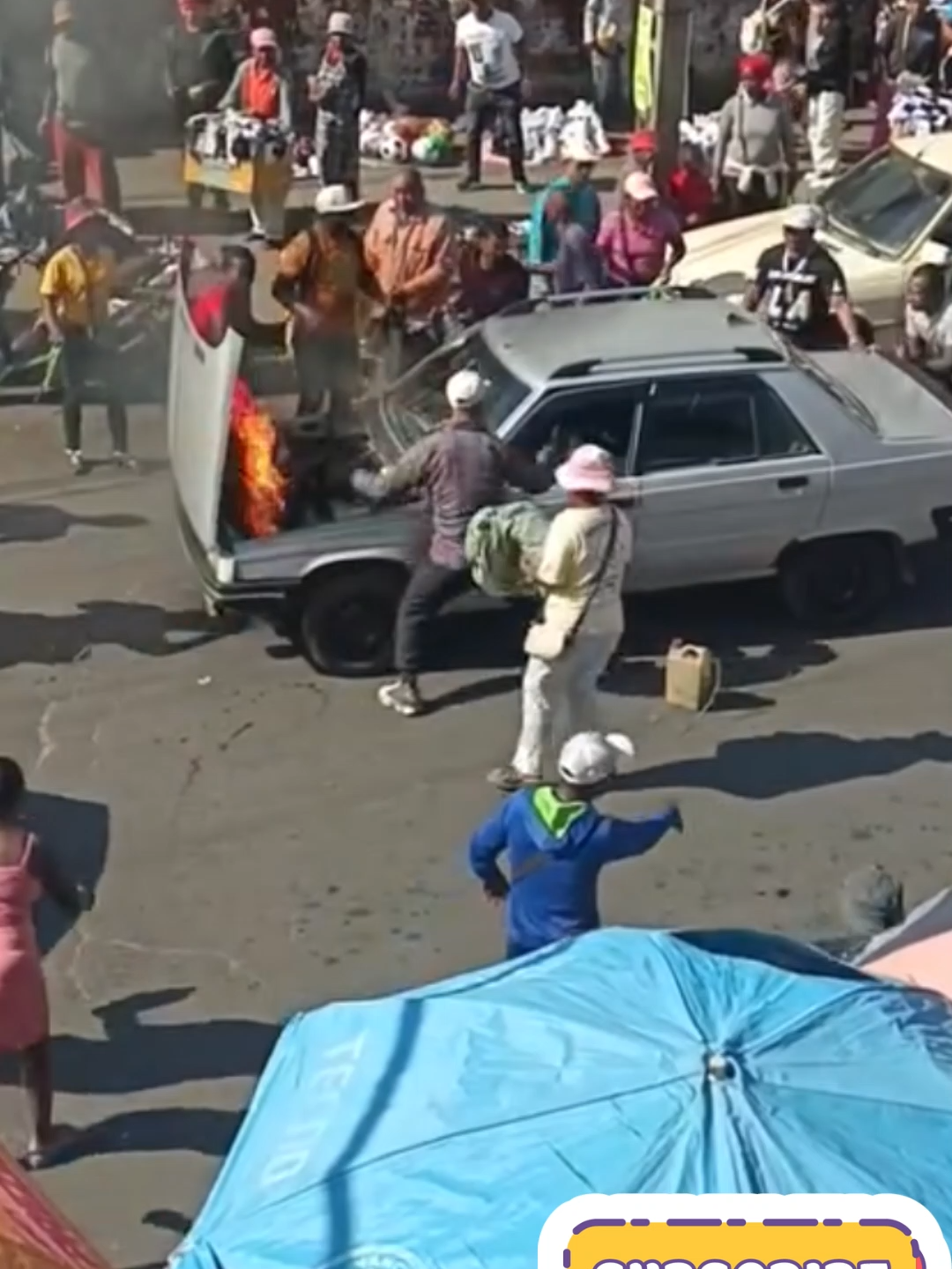 Un drame peut frapper à tout moment... 🚗🔥 Aujourd’hui, c’était cette voiture. Partie en fumée. Mais ce n’est pas la fin de l’histoire. Ils ne sont pas restés à filmer, ils ne sont pas restés à juger... Ils sont venus. Avec leurs mains. Avec leurs cœurs. 🤝❤️ Quand tout brûle, l’humanité reste. Et c’est dans ces moments qu’on voit la vraie force : l’entraide. 💪✨ Respect à tous ceux qui ont tendu la main 🙏 Le feu a pris… mais pas sur notre solidarité. 🔥❤️‍🩹