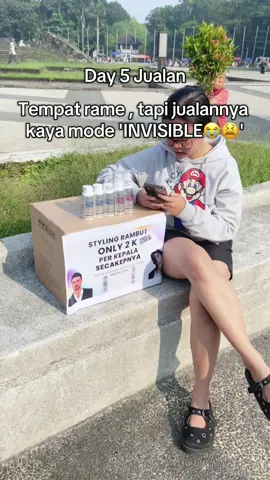 vibes-nya kayak: 'Semua orang sibuk, kecuali aku nunggu pembeli' 🧍‍♀️
