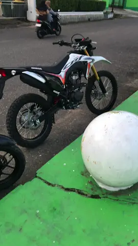 modal bersihh sudah pastii gantengg 😍🤙🏻 #hondacrf #crf150l #trailcrf150l #crfstandarpabrik #crfstandarpabrik150l #crf150supermoto #untagank🚀 #surexstyle #surexgank🔥 #fypcrf150 #supermotoherexstyle #jambipride #feyepe 