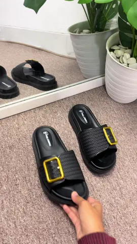 Ready kembali jgn sampe kehabisan ya bun🥰#sandalwanita #OOTD #sandalcasual #sandalkaret #fypシ 