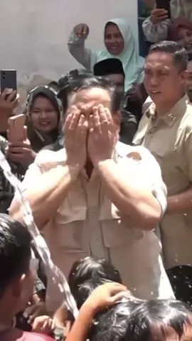 kadang terpikir, gimana rasanya bisa bertemu langsung dengan beliau. sekadar berjabat tangan, mendengar suaranya bukan dari layar, menyapa… tanpa jarak. seperti orang-orang beruntung yang pernah bertemu beliau, kadang muncul tanya: apa suatu hari bisa menjadi bagian dari mereka? mungkin bagi sebagian orang, itu hanya momen biasa. tapi bagi yang selama ini hanya bisa melihat dari jauh, itu bukan hal yang sederhana. untuk sekarang, melihat beliau dari kejauhan saja sudah cukup untuk disyukuri. dan meski dalam diam, tetap ada harapan yang disimpan baik-baik— siapa tahu, suatu hari nanti diberi kesempatan untuk benar-benar bertemu. sayang Bapak selalu🤍#prabowogemoy #prabowo #foryou   