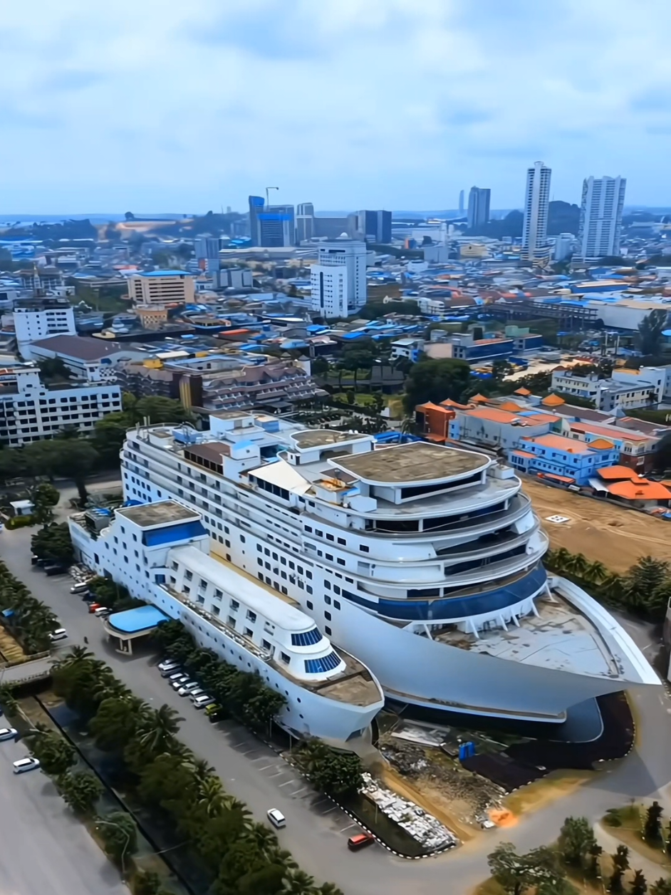 🔘 Kota Batam, Kepulauan Riau Batam merupakan salah satu kota dengan pertumbuhan terpesat di Indonesia, berdiri sejak 18 Desember 1829. Batam memiliki luas wilayah 1.034,73 km² dengan jumlah penduduk sebanyak 1.297.000 Jiwa (2024). 🎥 video: pilot tanpa gelar #batam #kotabatam #batamcity #kepulauanriau  #Indonesia #explorebatam #skyscraper #city #kota  #skyscraperscity #penikmatkota #xyzbca #fypジ  #fyp #fypage #like #likeforlike #likeforfollow #like4like  #follow #followforfollow #follow4follow 