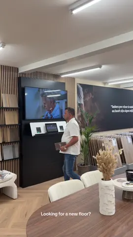 Looking for a new floor? Kom gerust eens langs en bekijk en vergelijk gemakkelijk al onze PVC vloeren van de Floorlife collectie.  Alle staaltjes zijn gemakkelijk te scannen. Zo kun je verschillende kleuren bekijken, de vloer bekijken in verschillende ruimtes en alle voordelen én extra informatie over de vloeren vinden. Uiteraard helpen Remco of Anne-Marie je graag met meer informatie. Maar dit is natuurlijk een erg handige en leuke extra tool 📺. Naast de Floorlife collectie hebben wij uiteraard nog vele andere PVC-, maar ook laminaat- en houten vloeren in onze collectie. Kom vrijblijvend langs in onze showroom op donderdag t/m zaterdag van 10:00 tot 18:00. Alle andere dagen/tijden op afspraak. #nieuwevloer #flooring #pvc #pvcvloer #visgraat #visgraatvloer #strokenvloeren #hongaarsepunt #weensepunt #bandenbies #verbouwing #nieuwbouw #nieuwhuis #eindhoven #heesterakker #sonenbreugel #nuenen #wooninspiratie 