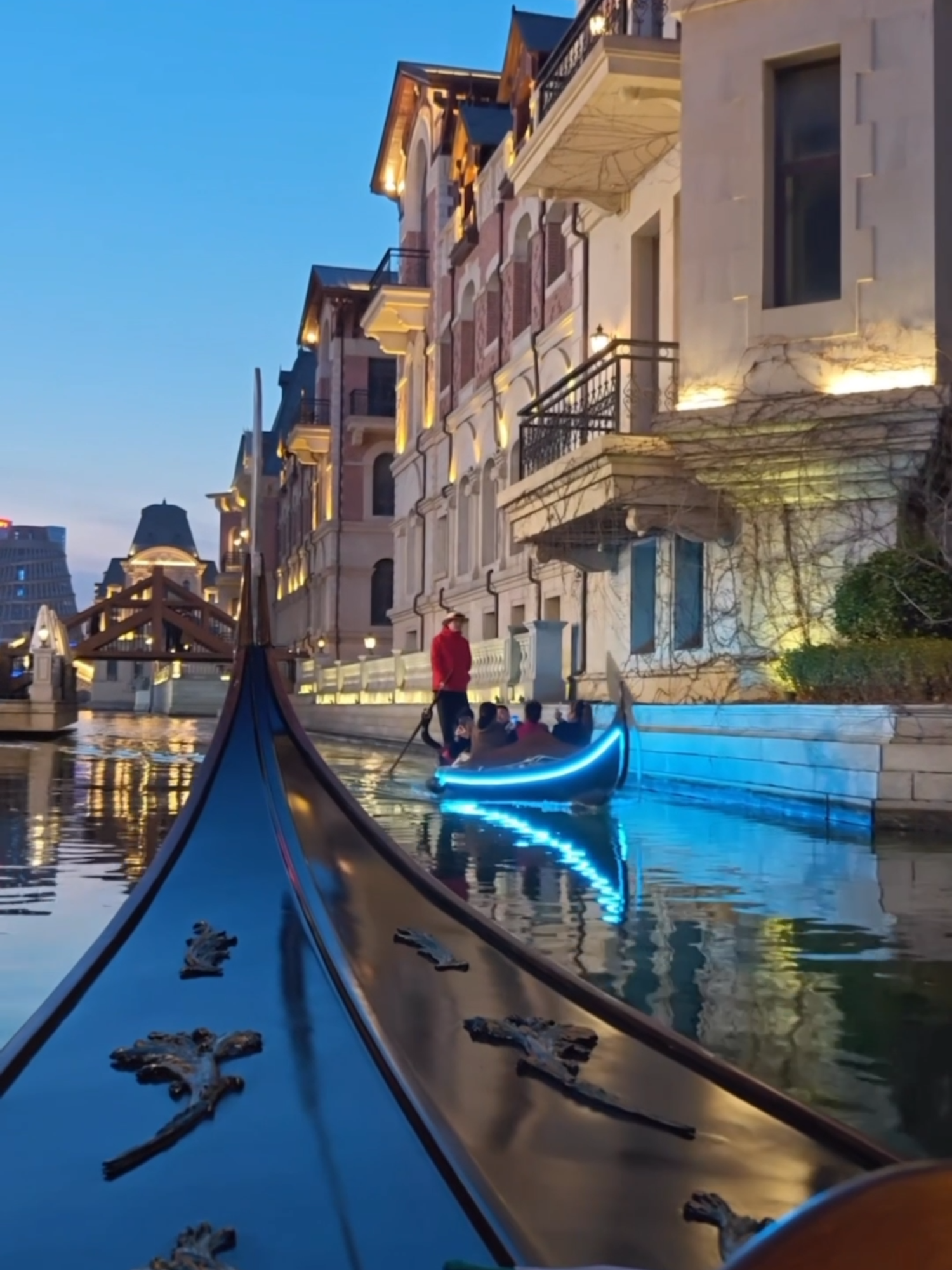 🌟 La La Land in Dalian! 🌃 Venice Water City transforms into a romantic wonderland at night! 💫 Golden hour magic ✨, stunning European-style architecture 🏰, and dreamy gondola rides 🚣‍♀️. Don't miss the blue hour 🌃 for unforgettable photos! 📸 Entry is free 🎉, but gondola rides 🚣 are a must-try! ❤️ #DalianVeniceWaterCity #NightVibes #ChinaTravel #TravelDalian #GondolaLove #RomanticChina