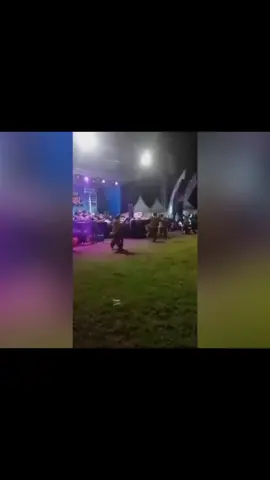 Putih putih menyeramkan di atas pohon #penampakan #seram #viral #fyp 