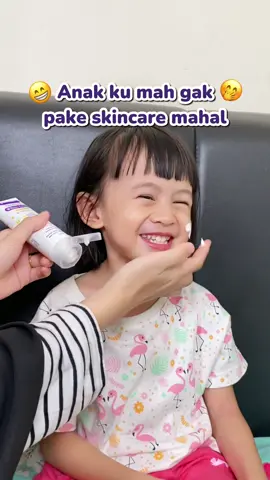 Bunda, kulit glowing itu bukan cuma untuk orang dewasa 🤔 anak-anak juga bisa punya kulit sehat dan glowing loh! 😘 Asal dirawat dari kecil, kayak anakku rutin pakai Soothing Baby Creme dari Purela setiap hari 💜 Yuk samaan klik keranjang kuning yaa 🙌🏻 #skincareanakaktif #skincareanak #purela #purelaskincareanak #soothingbabycreme #babylotion 
