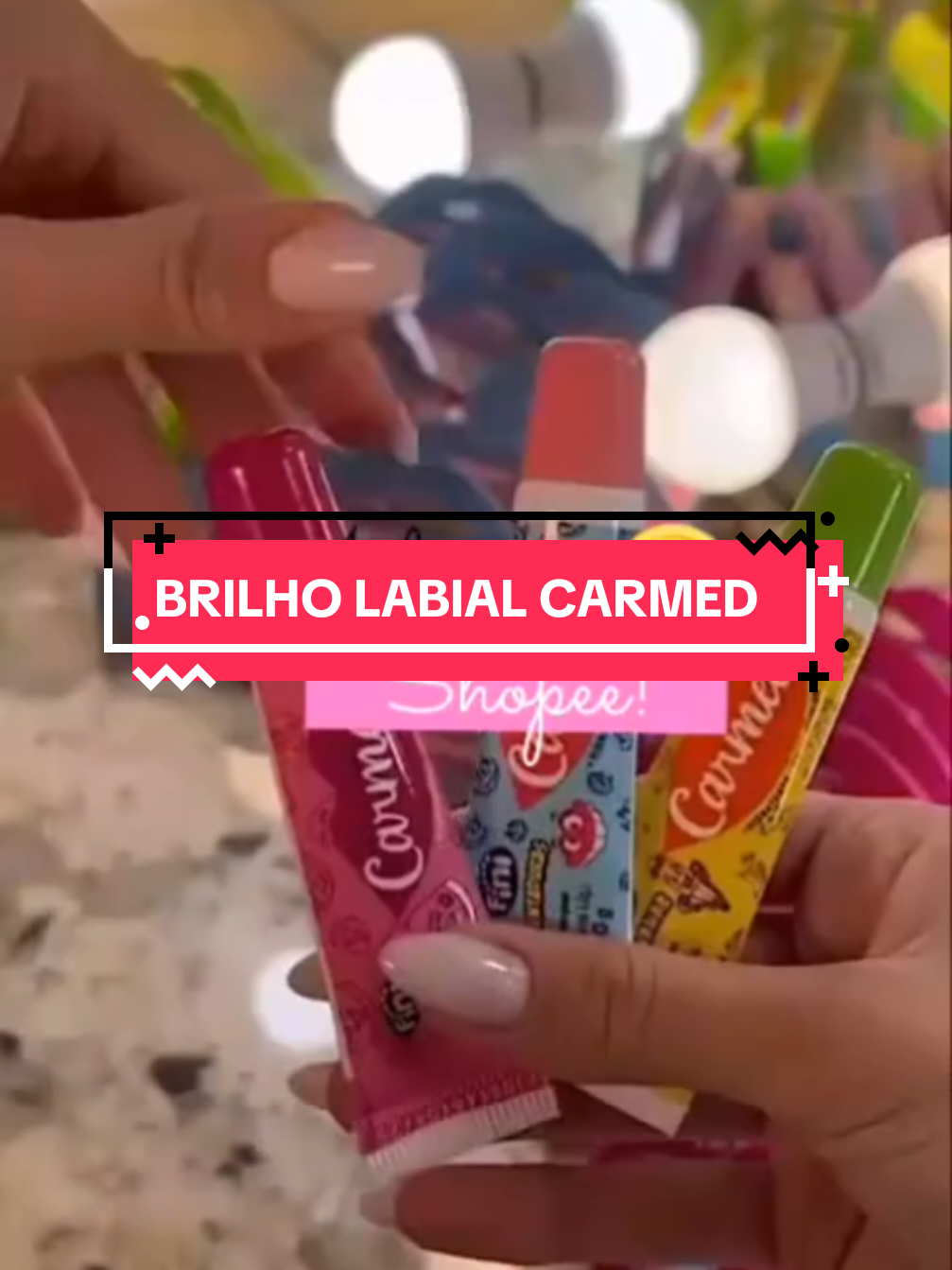 Hidratante Labial Carmed Crystal – Um verdadeiro brilho de cuidado! Com embalagens divertidas e aromas irresistíveis como Pink Rose Gold, Beijo, Banana, Beijinho e Rosa Glitter, esse hidratante é a escolha perfeita pra manter os lábios macios, cheirosos e com muito estilo! 💎✨