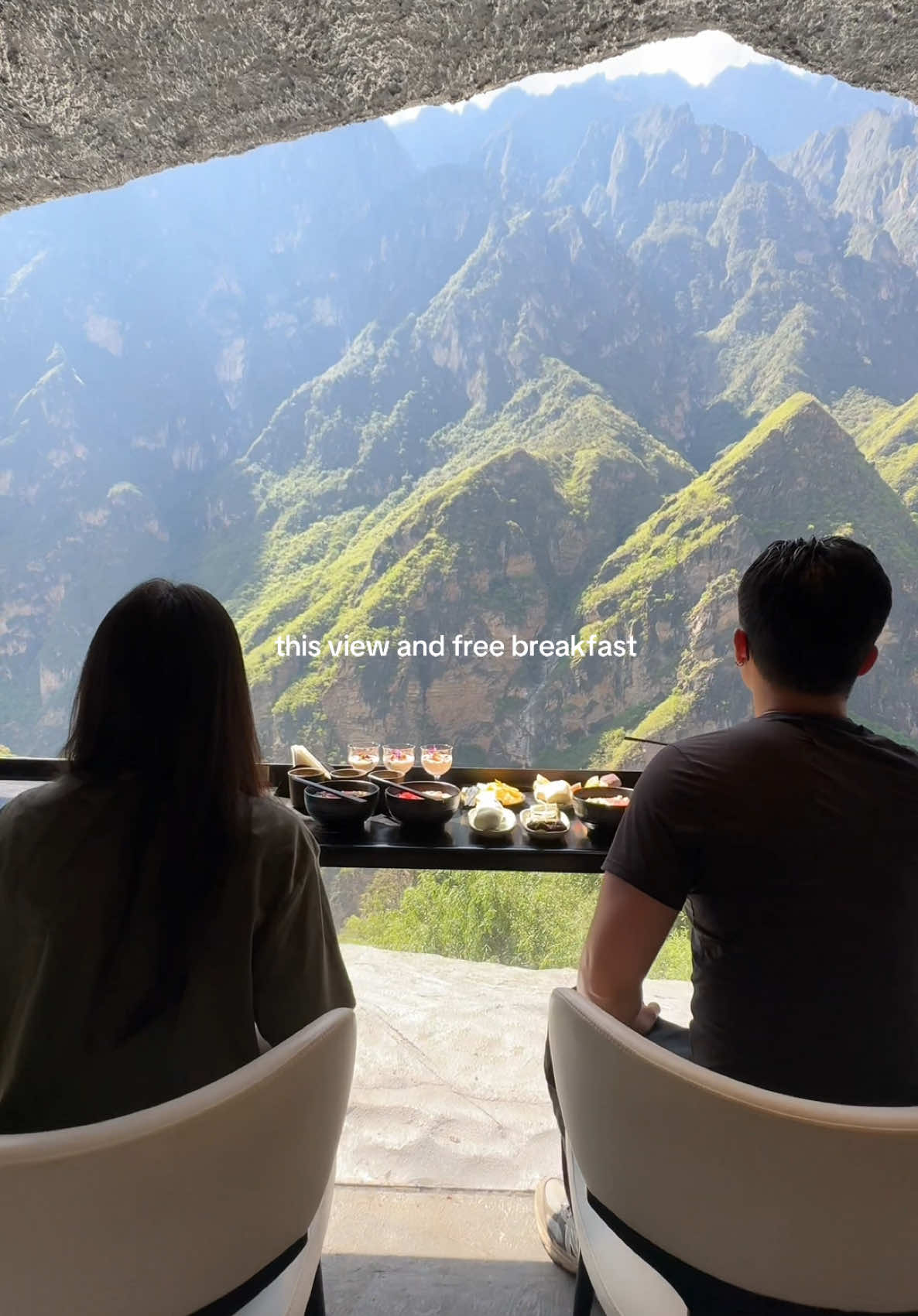 hit the jackpot with this hotel 🧚🏼‍♂️ #china #yunnan #shangrila #tigerleapinggorge #travel #hotels #nature #foryou #airbnbfinds #hotelbreakfast 