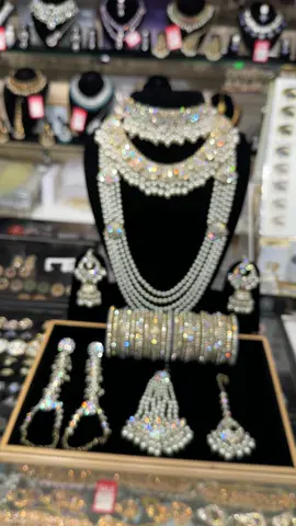 #fyp #foryou #foryoupage #fypシ #fashion #fashionhouse #indian #jewelry #jewellery #bridalset #bridal #bride #bridaljewellery #weddingjewellery #asianjewellery #indianjewellery #mehndijewellery #mehndidesign #partywear #silvergold #mix #necklace #tikka #jhumar #jhumka #earrings #bangles #mala #pendant #goviral #desi #india #tik_tok #trending 