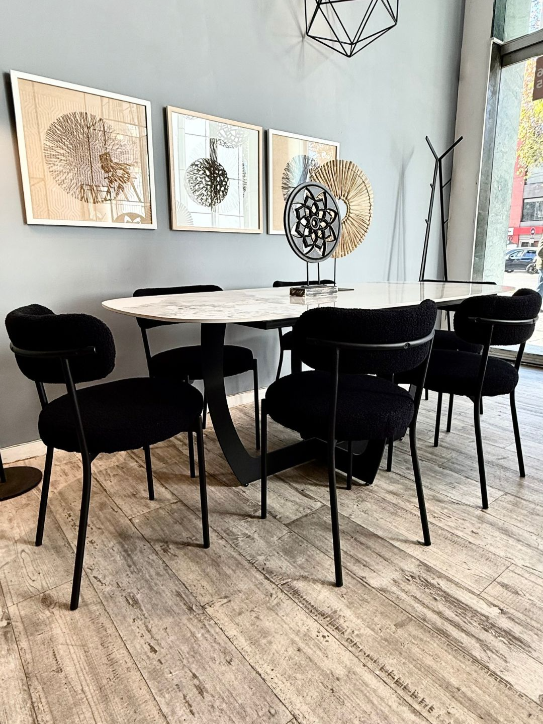 Un comedor que invita a quedarse. La Mesa Naomi y las Sillas Miller tapizadas crean el balance perfecto entre confort y diseño. 🪑 Bouclé anti manchas ✨ Tapa marmolina 🖤 Base de hierro negro 📏 Medidas Naomi: 180 x 90 cm 💡 Detalles que marcan la diferencia 🔥 10% OFF 🔥 Transferencia. 🔥 20% OFF 🔥 Efectivo. 💳 ¡12 Pagos sin interés! 📲 01168724875 / 01130870656 💻 www.giftcollection.com.ar 🚚 Hacemos envíos a todo el país. . . . . #giftcollection #tiendamuebles #interiorismo #homedecor #diseñodeinteriores #enviosatodoelpais #diseño #interiores #argentina #homedesign #homesweethome #marmolina #sillas #mesas
