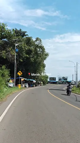 Favorit siapa nih berhenti di pinggir melipir buat nikmatin suasana lalu. lalang kapal lewat? 😆😋 #merak #pelabuhanmerakbakauheni #pelabuhan #fypシ #fypシ゚viral 